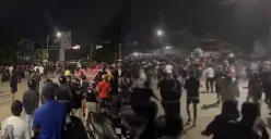 Persijap vs Persis Solo di Jepara berakhir tanpa gol namun memicu bentrok suporter. Kericuhan dipicu nyanyian provokatif hingga lempar botol dan petasan yang terjadi hingga luar stadion. (Sumber: X/@ilhamisback)