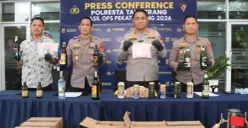 Hasil Operasi Pekat Maung 2026 Polresta Tangerang amankan ribuan botol miras dan obat keras ilegal. (Sumber: Poskota/Veronica)