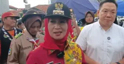 Wali Kota Jakbar, Iin Mutmainnah meninjau lokasi penjualan takjil di Kebon Jeruk, Jakarta Barat, Kamis, 5 Maret 2026. (Sumber: Poskota/Pandi Ramedhan)