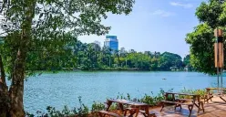 Suasana masyarakat berburu takjil di kawasan Senayan Park, Jakarta, yang menjadi salah satu lokasi favorit ngabuburit selama bulan Ramadan. (Sumber: Facebook/HUmas Walikota Jakarta Pusat)