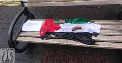 Sebuah bendera di bangku trotoar kawasan Kebayoran Baru, Jakarta Selatan, yang terdapat kotoran manusia ditemukan petugas pada Jumat, 6 Maret 2026. (Sumber: Istimewa)