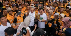 Wali Kota Bogor, Dedie Abdu Rachim (kiri) dan Ketua DPRD, Adityawarman Adil (kanan) saat menerima penghargaan dari Menteri Lingkungan Hidup RI berupa Sertifikat Menuju Kota Bersih Tahun 2026. (Sumber: Istimewa)