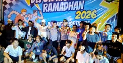 Kapolsek Cinere Kompol Chairul Saleh didampingi Wakapolsek Cinere AKP Rumain membuka acara Depok Night Run dengan jumlah peserta membludak. (Sumber: Poskota/Angga Pahlevi)