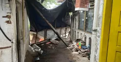 Kondisi bangunan rumah kontrakan pasca kejadian longsor di Jalan X RT 06 RW 08 Kelurahan Kebon Baru, Kecamatan Tebet, Jakarta Selatan, Sabtu, 7 Maret 2026. (Sumber: Poskota/Pandi Ramedhan)