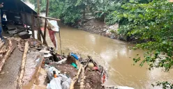 Kondisi bangunan rumah kontrakan pasca kejadian longsor di Jalan X RT 06 RW 08 Kelurahan Kebon Baru, Kecamatan Tebet, Jakarta Selatan, Sabtu, 7 Maret 2026. (Sumber: Poskota/Pandi Ramedhan)