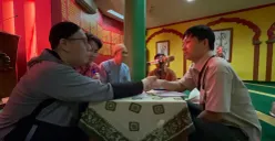 Ustad Hans saat mengislamkan Huang Long di Masjid Lautze, Jakarta Pusat. (Sumber: Poskota/M. Tegar Jihad)