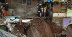 6 rumah kontrakan di Tebet, Jakarta Selatan roboh akibat tanah longsor pada Jumat, 6 Maret 2026. (Sumber: Istimewa)