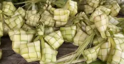 Penghasilan pengrajin kulit ketupat di Lebak meningkat selama Ramadhan 2026. (Sumber: Poskota/Samsul Fathoni)