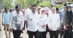 Gubernur Banten, Andra Soni saat meninjau salah satu hasil pembangunan jalan di Pandeglang melalui program Bang Andra. (Sumber: Istimewa)
