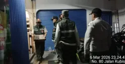 Petugas Satpol PP Kota Jaksel menggrebek toko warung kelontong menjual miras tanpa ijin. (Sumber: Satpol PP Jaksel)