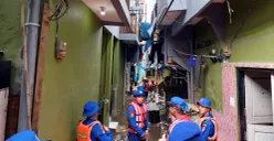 Tim SAR mengevakuasi warga korban banjir di wilayah Kebon Pala, Jakarta Timur, beberapa waktu lalu. (Sumber: Dok. Polda Metro Jaya)