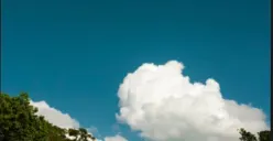 Prakiraan cuaca di DKI Jakarta dan sekitarnya pada Senin, 9 Maret 2026. (Sumber: Freepik/RawPixels.com)