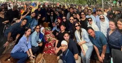 Para sahabat dekat Vidi Aldiano terlihat kompak mengenakan pakaian berwarna biru saat menghadiri prosesi pemakaman. (Sumber: Instagram/@ranggazlaksmana.)