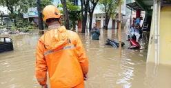 Petugas BPBD menyusuri banjir di salah sebuah tempat di Jakarta, Minggu, 8 Maret 2026. (Sumber: Dok. Istimewa)