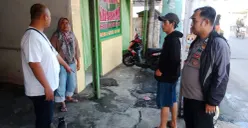 Petugas kepolisian meminta keterangan kepada kasus curanmor di depan warteg di wilayah Kecamatan Parung, Kabupaten Bogor, Sabtu, 7 Maret 2026. (Sumber: Dok. Polsek Parung)