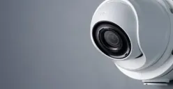 Ilustrasi kamera CCTV pintar yang dapat dipantau melalui smartphone untuk menjaga keamanan rumah saat ditinggal mudik Lebaran. (Sumber: Freepik)