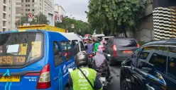 Ilustrasi kepadatan lalu lintas di Jalan Taman Makam Pahlawan (TMP) Kalibata, Jakarta Selatan setelah hujan deras. (Sumber: Poskota/Ali Mansur)