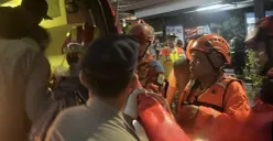 Korban tewas tertimpa pohon di Jalan Raya Lenteng Agung, Jagakarsa, Jakarta Selatan, dievakuasi petugas, Minggu, 8 maret 2026. (Sumber: Dok. BPBD Jakarta)