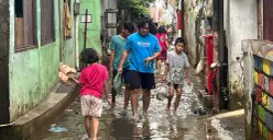 Warga di RT 05 RW 03 Gang Langgar Kelurahan Petogogan Kecamatan Kebayoran Baru Jakarta Selatan beberes setelah rumah dilanda banjir pada Minggu, 8 Maret 2026. (Sumber: Poskota/Pandi Ramedhan)