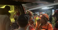 Evakuasi pemotor tewas akibat tertimpa pohon tumbang di Jalan Raya Lenteng Agung, Jagakarsa, Jakarta Selatan, Minggu, 8 Maret 2026 dini hari. (Sumber: Istimewa)