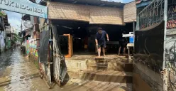 Warga Kelurahan Petogogan, Kebayoran Baru, Jakarta Selatan pasca banjir Minggu, 8 Maret 2026. (Sumber: Poskota/Pandi Ramedhan)