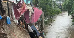 Kondisi bangunan rumah kontrakan di Jalan X, Kebon Baru, Tebet, Jakarta Selatan, yang rusak akibat bencana longsor, Sabtu, 7 Maret 2026. (Sumber: Poskota/Pandi Ramedhan)