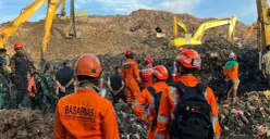 Longsor terjadi di Tempat Pengolahan Sampah Terpadu (TPST) Bantar Gebang, Desa Ciketing Udik, Kecamatan Bantar Gebang, Kota Bekasi, Jawa Barat, pada Minggu, 8 Maret 2026. (Sumber: Poskota/Ali Mansur)