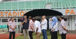 Pegawai Pemkab Bogor meninjau Stadion Pakansari untuk pelaksanaan sholat Idul Fitri, Sabtu, 7 Maret 2026. (Sumber: Dok. Pemkab Bogor)