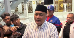 Bupati Bogor Rudy Susmanto saat memberikan keterangan pers di Masjid Nurul Wathon, Pakansari, Cibinong. (Sumber: Poskota/Giffar Rivana)
