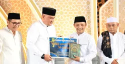 Bupati Bogor, Rudy Susmanto saat memberikan waqaf Al-Quran di Masjid Baitul Faizin, Cibinong. (Sumber: Pemkab Bogor)