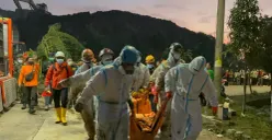 Petugas gabungan mengevakuasi jenazah korban longsor sampah TPST Bantargebang, Kabupaten Bekasi, Jawa Barat, Senin, 9 Maret 2026. (Sumber: Dok. SAR Jakarta)