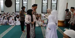 Kapolres Metro Depok Kombes Pol Abdul Waras memberikan santunan anak yatim di Masjid Al - Ikhlas Polres Metro Depok, Senin, 9 Maret 2026. (Sumber: Humas Polres Metro Depok)