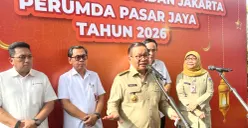 Gubernur Jakarta Pramono Anung saat menyampaikan terkait penyebab banjir di ibu kota kepada awak media di Balai Kota DKI Jakarta, Senin, 9 Maret 2026. (Sumber: Poskota/M. Tegar Jihad)