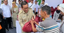 Gubernur Jakarta Pramono Anung saat memberikan sembako murah kepada salah satu warga di Balai Kota DKI Jakarta, Senin, 9 Maret 2026. (Sumber: Poskota/M. Tegar Jihad)