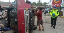 Truk pengangkut sampah terguling di Jalan Raya Jampang, Kecamatan Kemang Kabupaten Bogor, Senin 9 Maret 2026, karena sopir hilang kendali. (Sumber: Satlantas Polres Bogor)