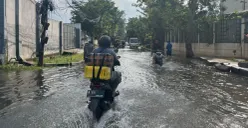 Ruas jalan di kawasan Cengkareng, Jakarta Barat, yang sempat tergenang pada Senin, 9 Maret 2026. (Sumber: Poskota/Pandi Ramedhan)