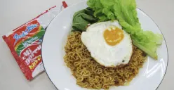 Ilustrasi semangkuk mie instan yang sering menjadi pilihan praktis saat berbuka puasa, meski para ahli kesehatan menyarankan konsumsi yang lebih seimbang. (Sumber: Wilkimedia Commons)