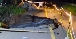 Bangunan jembatan ambruk di Cigeulis, Pandeglang, telah dipasang garis pembatas. (Sumber: Poskota/ Samsul Fatoni)