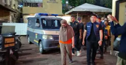 Seorang wanita berinisial DS, 42 tahun, ditangkap usai mencuri perhiasan milik korban yang merupakan temannya sendiri. Korban mengalami kerugian hingga mencapai Rp300 juta. (Sumber: Poskota/Pandi Ramedhan)