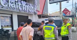 Petugas Polsek Cinere melakukan cek TKP kejahatan modus gembos ban dan pecah kaca di Jalan Raya Cinere. (Sumber: Polsek Cinere)