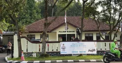Polsek Kemang memasang banner penitipan kendaraan gratis bagi warga yang hendak mudik pada lebaran 2026. (Sumber: Polres Bogor)