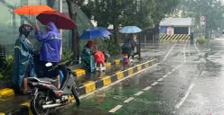 Penukar uang baru di kawasan Kota Tua, Taman Sari, Jakarta Barat, mulai marak menjelang lebaran, Selasa, 10 Maret 2026. (Sumber: Poskota/Pandi Ramedhan)