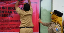 Penyegelan sarana olahraga padel di kawasan Kembangan, Jakarta Barat, karena tidak mempunyai ijin resmi, Senin, 9 Maret 2026. (Sumber: Dok. Kominfo)