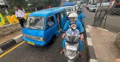 Ilustrasi, angkot melintas di Simpang Gadog, Puncak, Bogor. (Sumber: Poskota/Giffar Rivana)