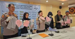 Polsek Pesanggrahan menggelar barang bukti senjata api dan tiga senjata softgun, Selasa, 10 Maret 2026. (Sumber: Poskota/Angga Pahlevi)