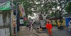 Kabel udara putus usai tersangkut truk molen yang sedang melintas di Jalan Puri Kembangan, Jakarta Barat, Selasa, 10 Maret 2026. (Sumber: Poskota/Pandi Ramedhan)