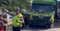 Proses evakuasi truk fuso yang masuk ke gorong-gorong. (Sumber: Poskota/Angga Pahlevi)