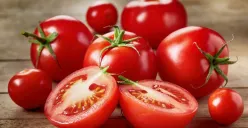 Ilustrasi tomat merah matang yang kaya likopen, antioksidan alami yang bermanfaat untuk kesehatan jantung dan membantu menurunkan risiko kanker. (Sumber: Pinterest)
