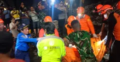 Petugas gabungan mengevakuasi korban longsor di TPST Bantargebang, Kabupaten Bekasi, Jawa Barat. (Sumber: Dok. Basarnas Jakarta)