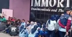 Para pegawai melakukan aksi demo damai didepan gerbang perusahaan berujung ada laporan mutasi sepihak pemotongan upah, Rabu, 11 Maret 2026. (Sumber: Instagram/@depokhariini)